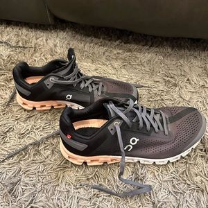 Women’s ON tennis shoes. Size 8.5